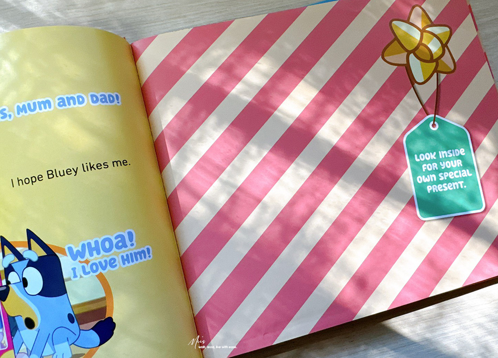 超值聖誕禮物書|Bluey:Bartlebee’s First Christmas|除了故事還有五份驚喜小禮物,生活化英語句型從動畫走進繪本裡 - 第3張圖 超值聖誕禮物書|Bluey:Bartlebee’s First Christmas|除了故事還有五份驚喜小禮物,生活化英語句型從動畫走進繪本裡