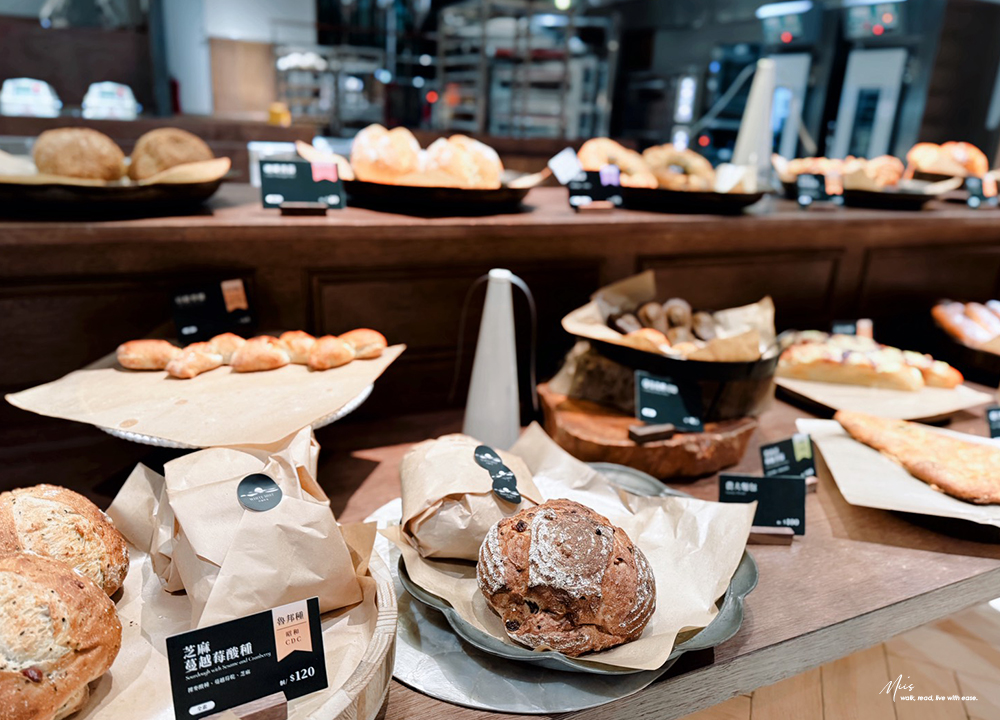 新北板橋．白霧時光 White Mist｜全區 200 坪原木質感空間，大片落地窗引入城市綠意，不限時無擁擠感的聚餐選擇