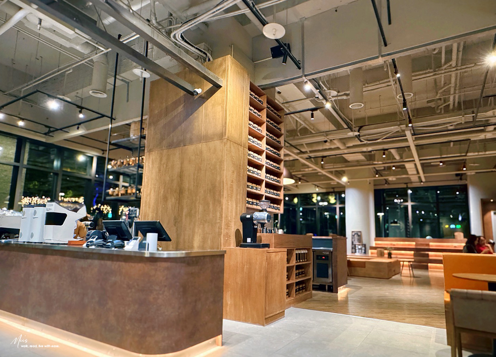 新北板橋．白霧時光 White Mist｜全區 200 坪原木質感空間，大片落地窗引入城市綠意，不限時無擁擠感的聚餐選擇