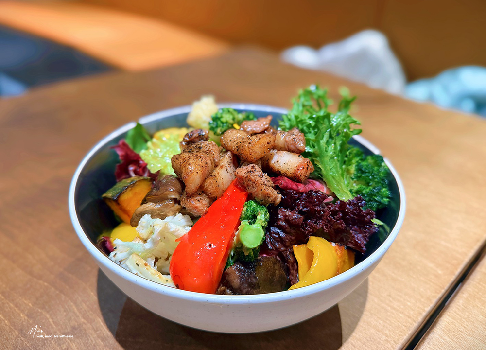 新北板橋．白霧時光 White Mist｜全區 200 坪原木質感空間，大片落地窗引入城市綠意，不限時無擁擠感的聚餐選擇