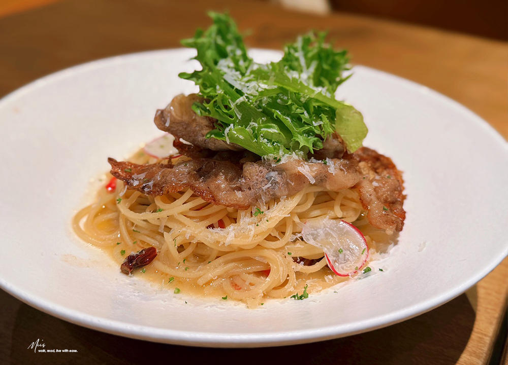 新北板橋．白霧時光 White Mist｜全區 200 坪原木質感空間，大片落地窗引入城市綠意，不限時無擁擠感的聚餐選擇