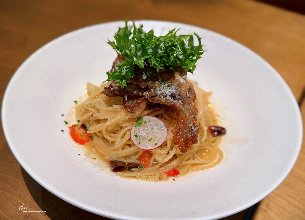 新北板橋．白霧時光 White Mist｜全區 200 坪原木質感空間，大片落地窗引入城市綠意，不限時無擁擠感的聚餐選擇