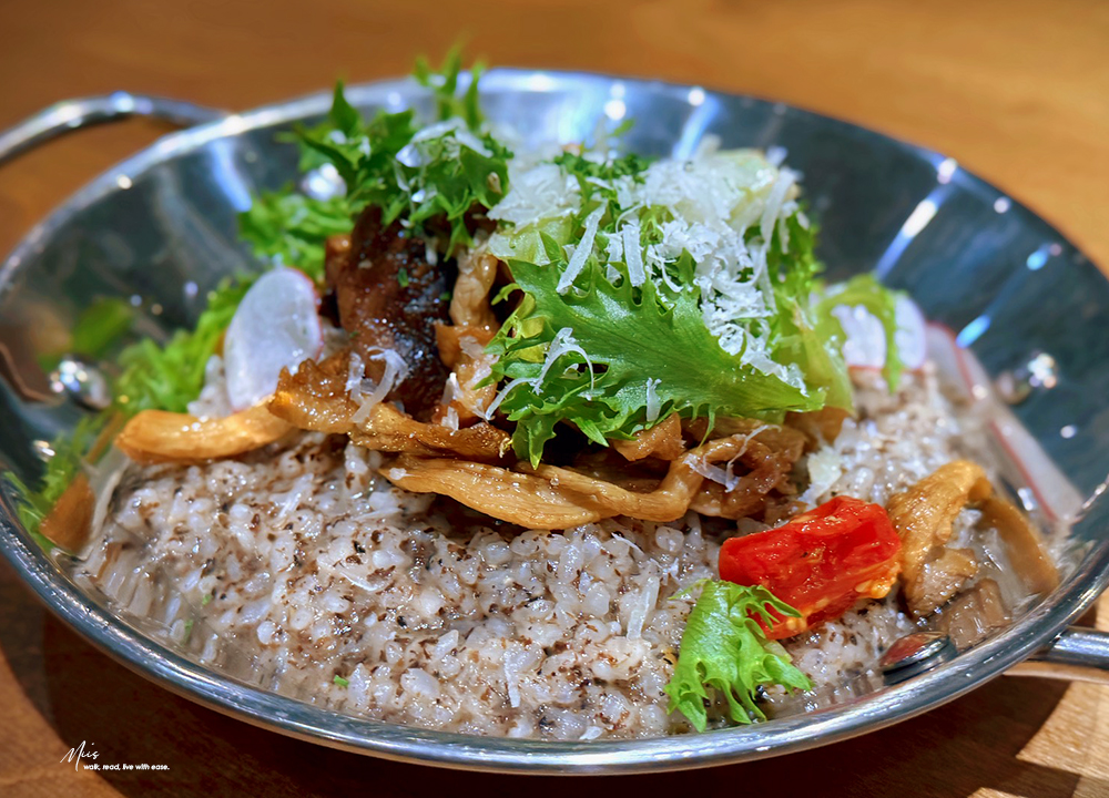 新北板橋．白霧時光 White Mist｜全區 200 坪原木質感空間，大片落地窗引入城市綠意，不限時無擁擠感的聚餐選擇