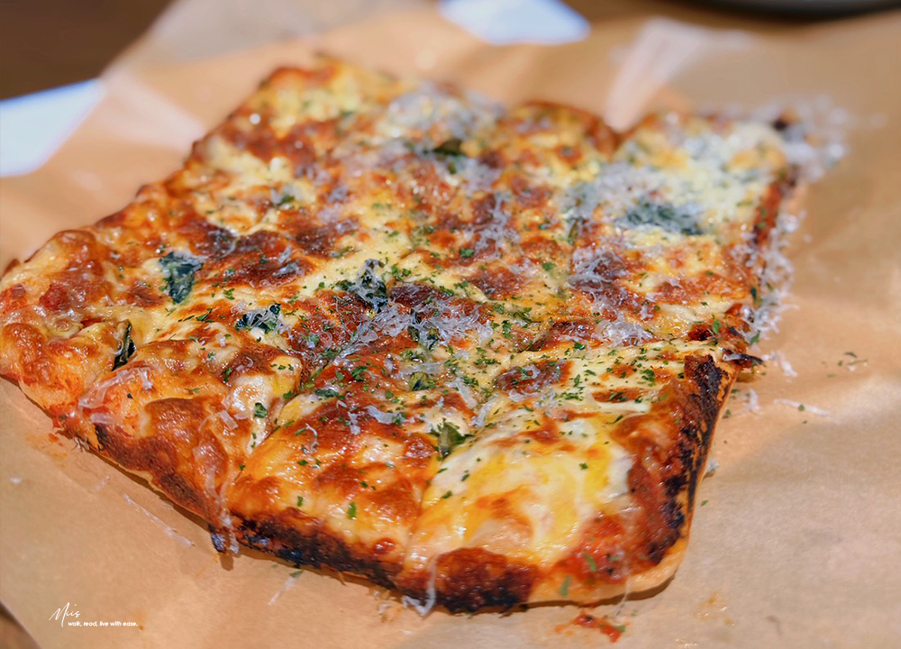 新北板橋．白霧時光 White Mist｜全區 200 坪原木質感空間，大片落地窗引入城市綠意，不限時無擁擠感的聚餐選擇