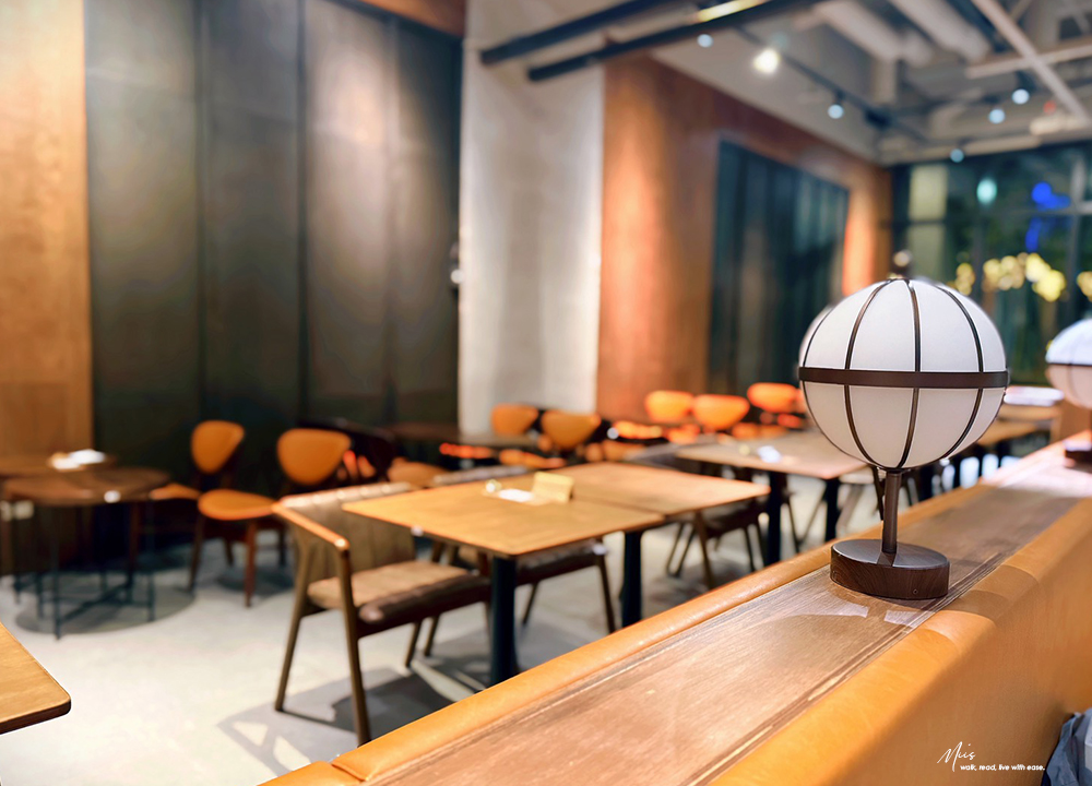 新北板橋．白霧時光 White Mist｜全區 200 坪原木質感空間，大片落地窗引入城市綠意，不限時無擁擠感的聚餐選擇