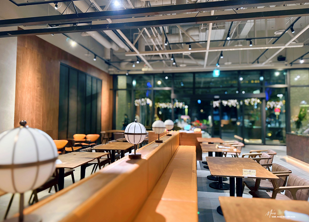 新北板橋．白霧時光 White Mist｜全區 200 坪原木質感空間，大片落地窗引入城市綠意，不限時無擁擠感的聚餐選擇