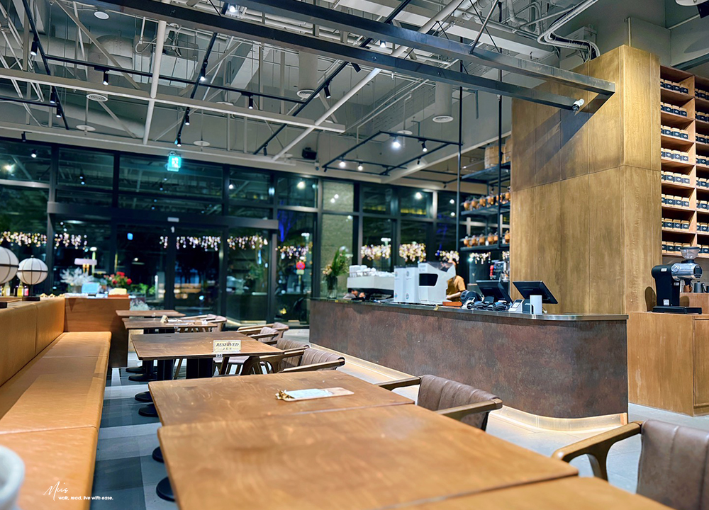 新北板橋．白霧時光 White Mist｜全區 200 坪原木質感空間，大片落地窗引入城市綠意，不限時無擁擠感的聚餐選擇