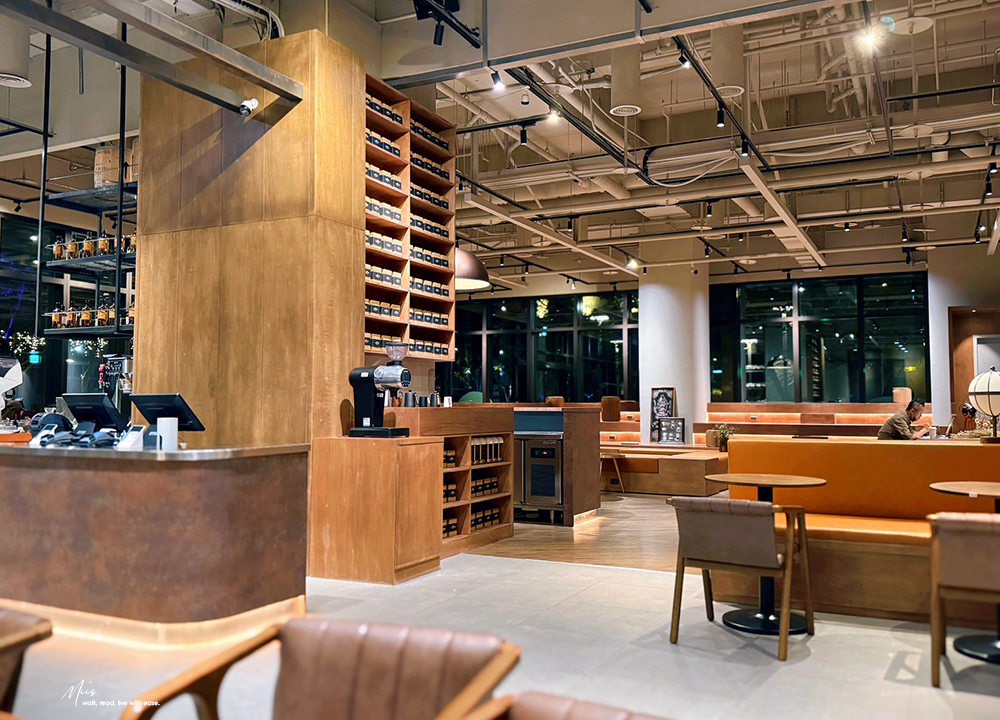 新北板橋．白霧時光 White Mist｜全區 200 坪原木質感空間，大片落地窗引入城市綠意，不限時無擁擠感的聚餐選擇