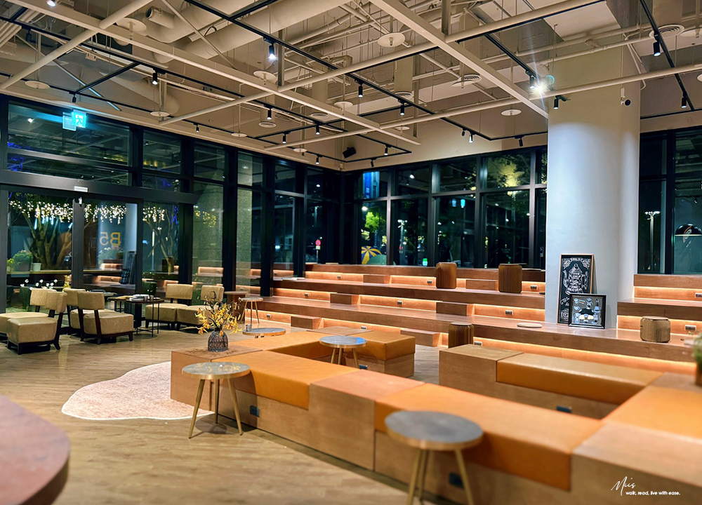 新北板橋．白霧時光 White Mist｜全區 200 坪原木質感空間，大片落地窗引入城市綠意，不限時無擁擠感的聚餐選擇