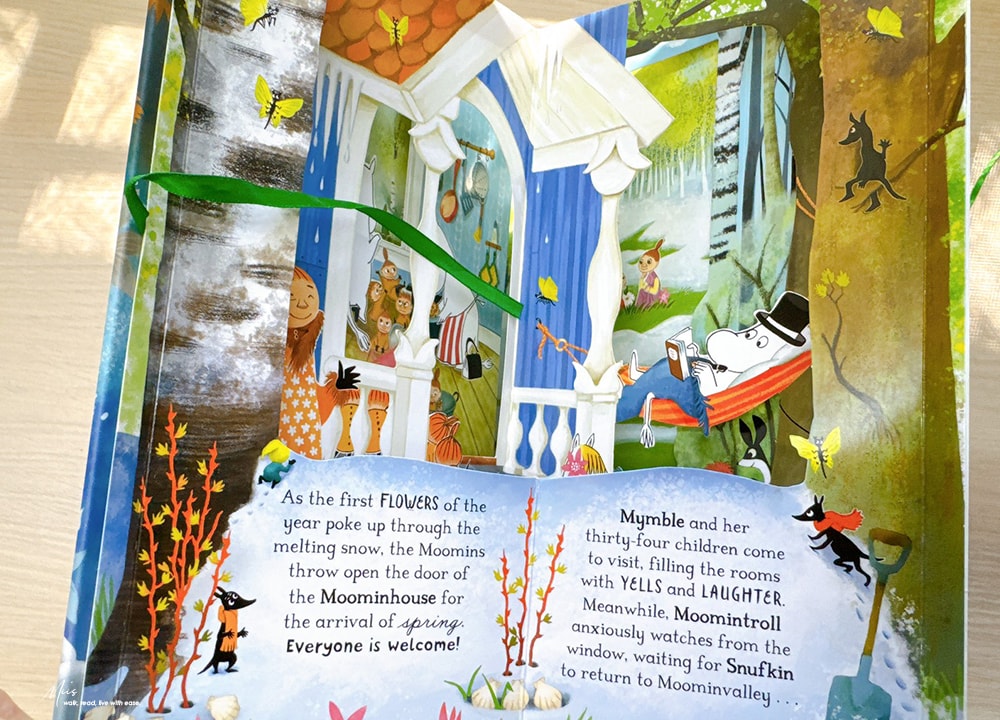 立體書推薦｜A Year in the Moominhouse．360度立體展開，從春夏秋冬認識時間流動（嚕嚕米旋轉木馬書）