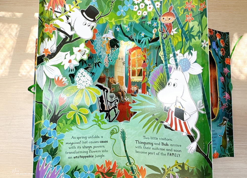 立體書推薦｜A Year in the Moominhouse．360度立體展開，從春夏秋冬認識時間流動（嚕嚕米旋轉木馬書）