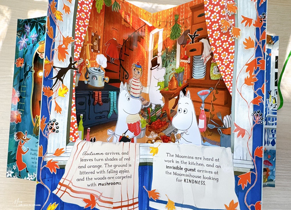 立體書推薦｜A Year in the Moominhouse．360度立體展開，從春夏秋冬認識時間流動（嚕嚕米旋轉木馬書）