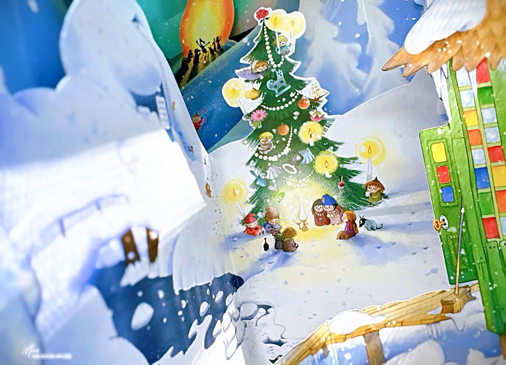 立體書推薦｜A Year in the Moominhouse．360度立體展開，從春夏秋冬認識時間流動（嚕嚕米旋轉木馬書）