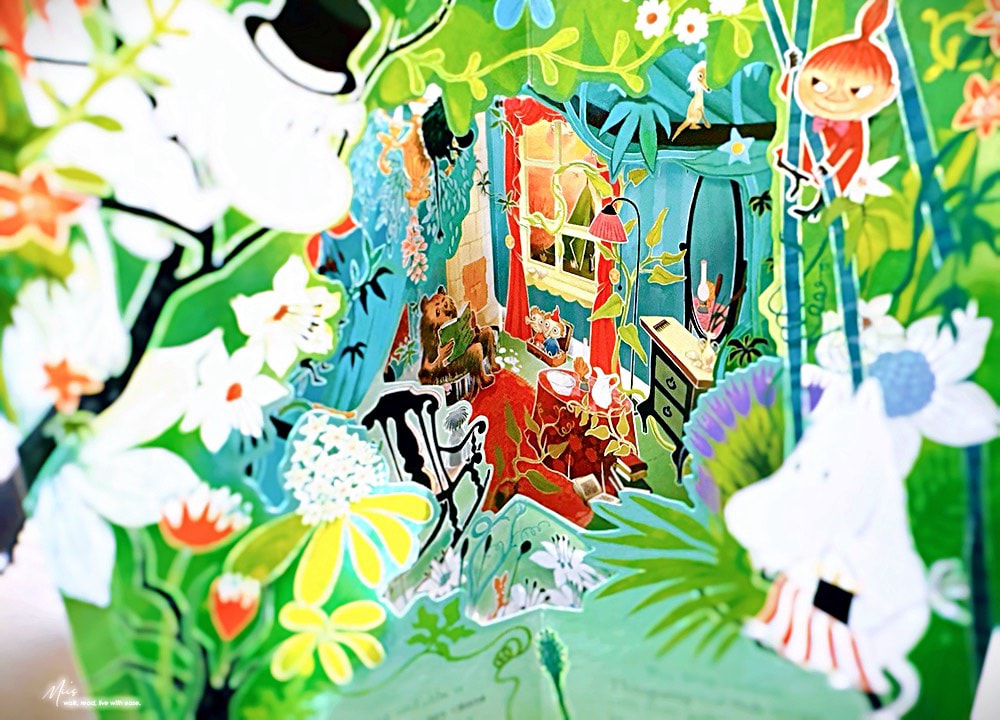 立體書推薦｜A Year in the Moominhouse．360度立體展開，從春夏秋冬認識時間流動（嚕嚕米旋轉木馬書）