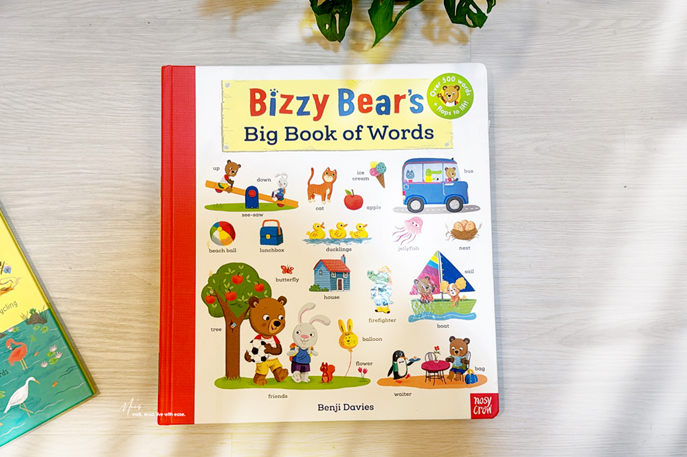 從硬頁操作到主題字典｜Bizzy Bear’s Big Book of Words x 1000 English Words 用趣味圖鑑(附音檔)，建立生活英語字庫